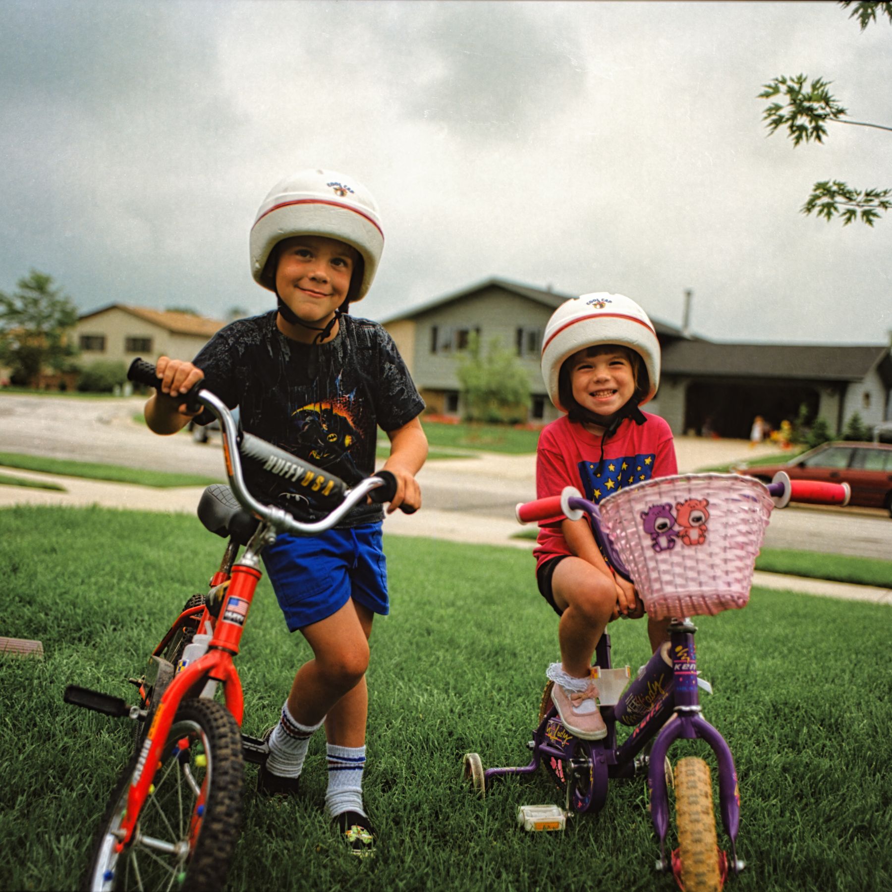 Bambini con casco e bicicletta